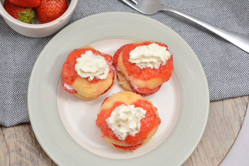 Looking for an Almond Flour Strawberry Shortcake recipe? Try this delicious keto strawberry shortcake recipe with your favorite berries.