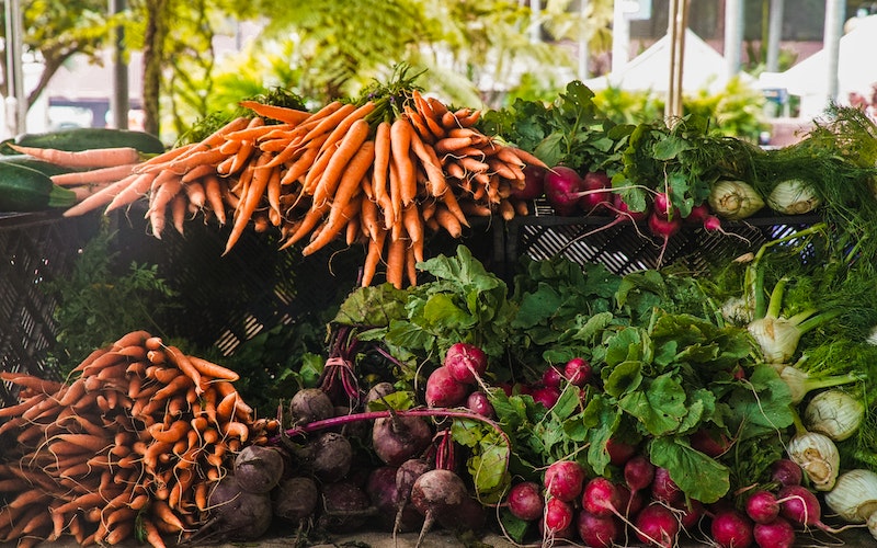 a farm stand with low FODMAP vegetables